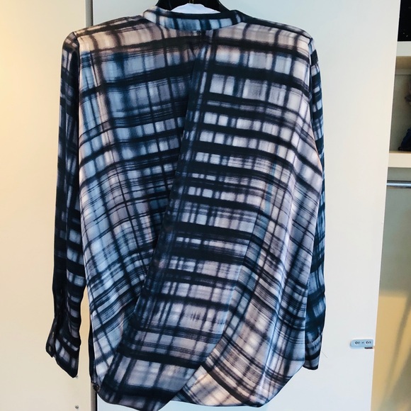 Ro & De Split Back Blouse - Picture 3 of 6